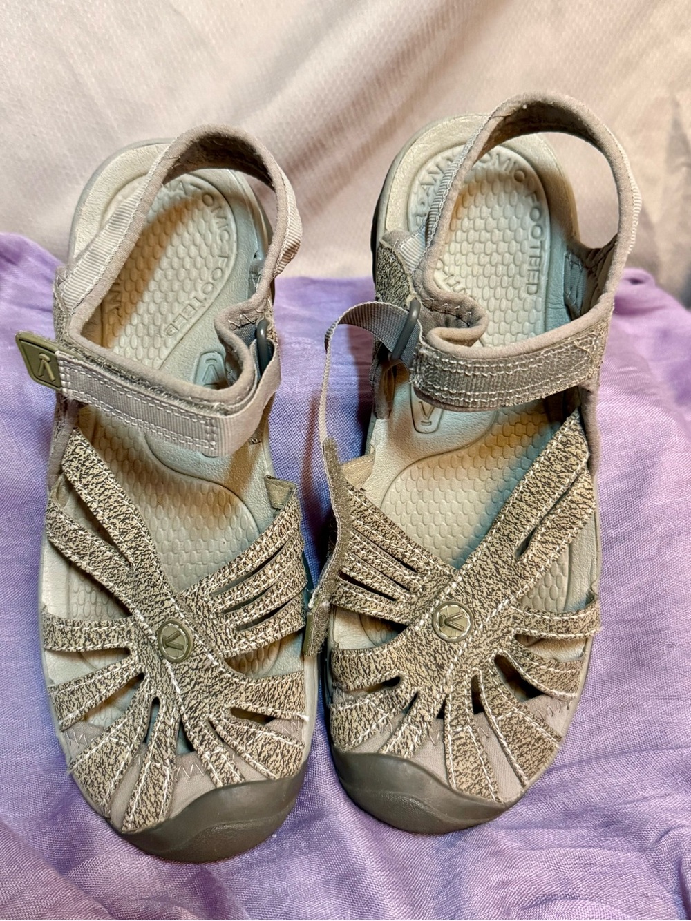NWOT!! KEEN WATER/ hiking shows!! VERY GREAT SHAPE!! Just in time for summer!!